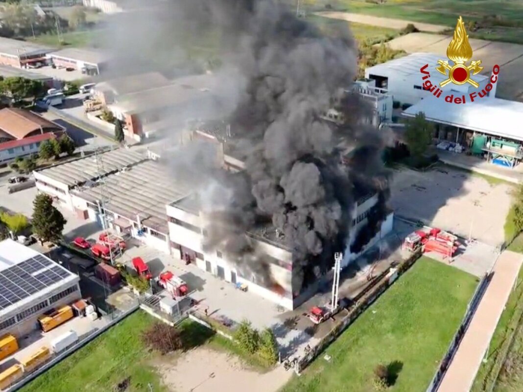 Vasto incendio in una ditta di lavorazione metalli a Signa