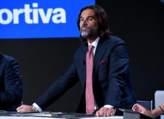 Lele Adani e il racconto del calcio, il commentatore diventa un caratterista e le parole diventano grottesche
