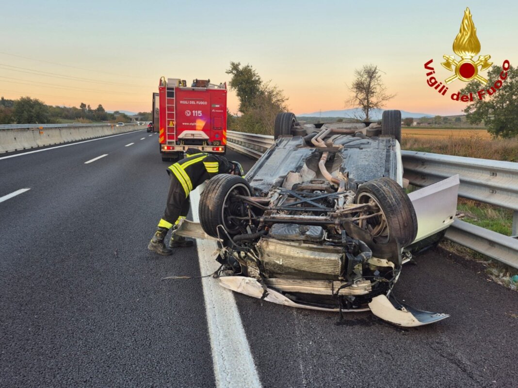 Auto ribaltata in autostrada: due feriti sull'A1