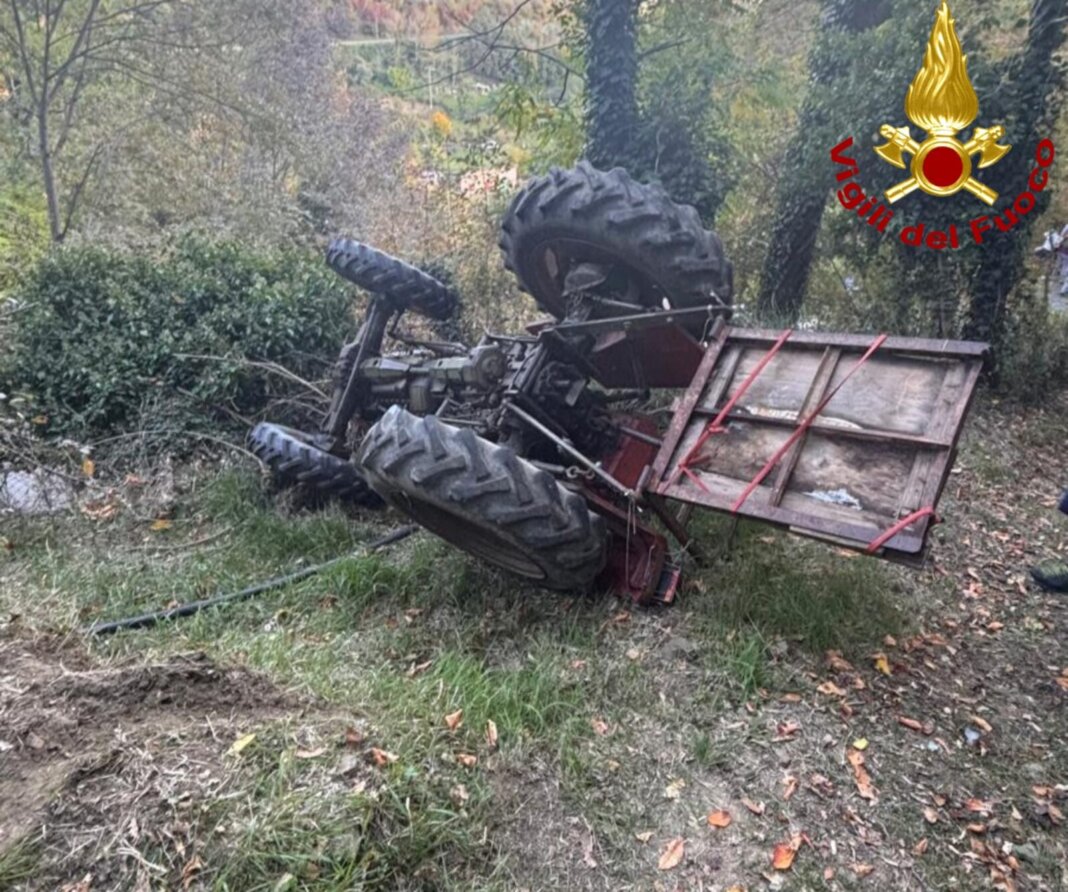 Rischia di essere schiacciato dal trattore mentre lavora in un campo