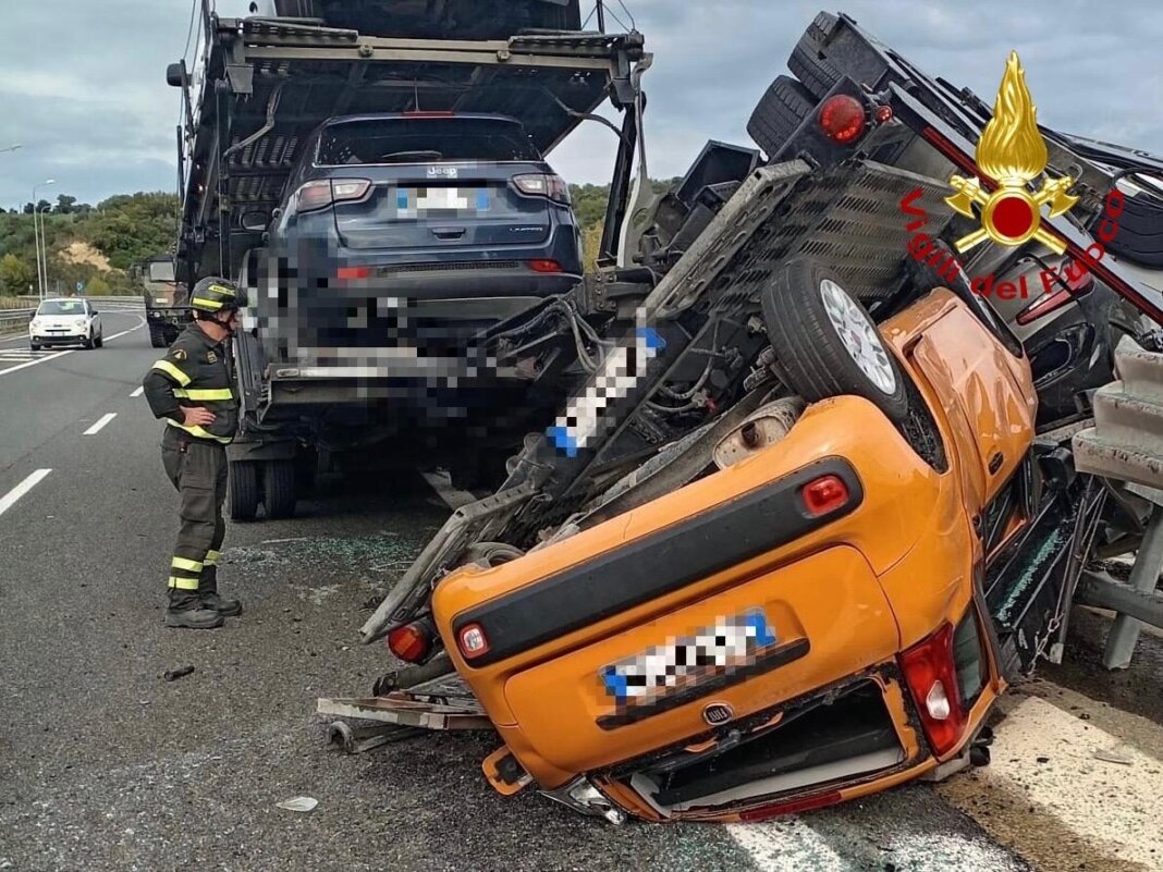 Bisarca si ribalta sulla statale 223: le auto trasportate si rovesciano in carreggiata