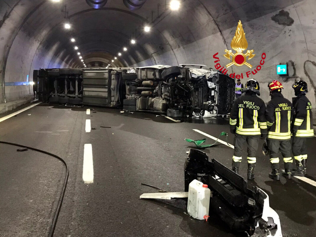 Camion di ortofrutta si ribalta in autostrada: chiusa una galleria sulla A1
