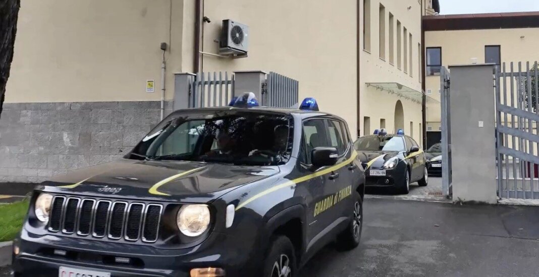 Lavoro nero e metalli preziosi senza marchi di identificazione: giro di vite della Finanza di Arezzo
