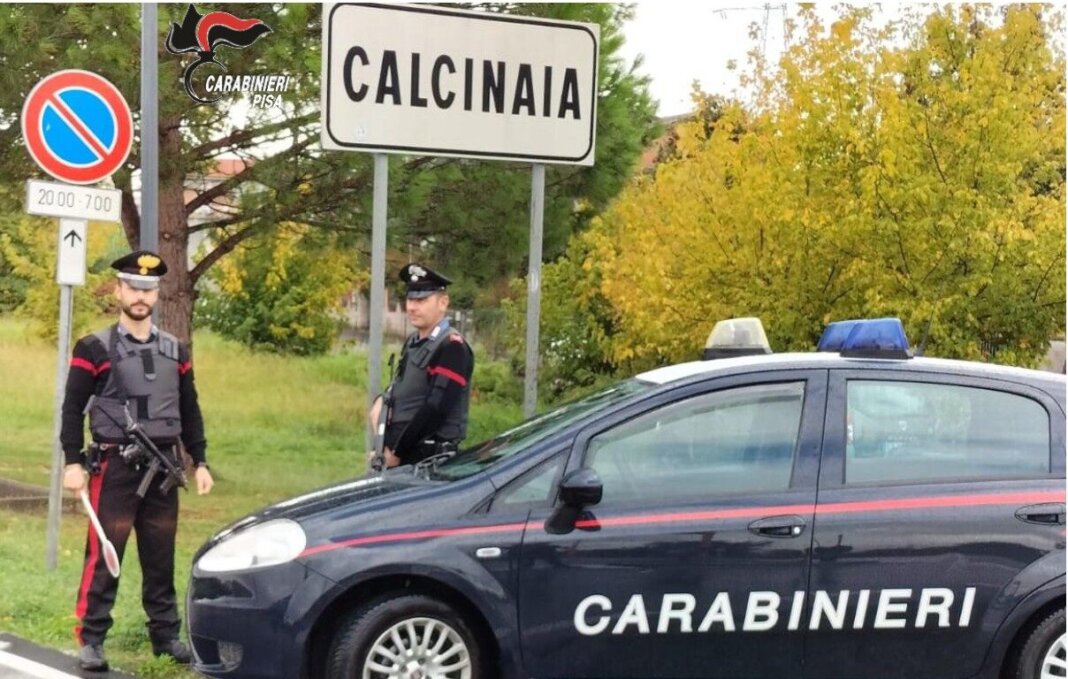 Sferra un pugno a una donna che lo accusa di furto, poi se la prende coi carabinieri Sferra un pugno a una donna che lo accusa di furto, poi se la prende coi carabinieri