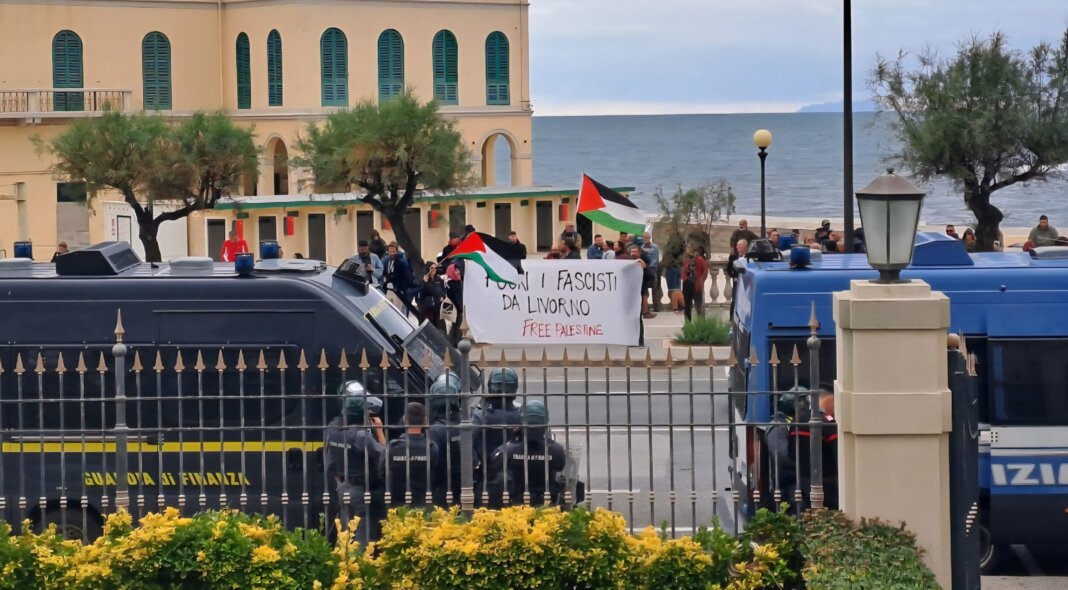 Vannacci a Livorno, cori e contestazioni per 'Road to remigration': 