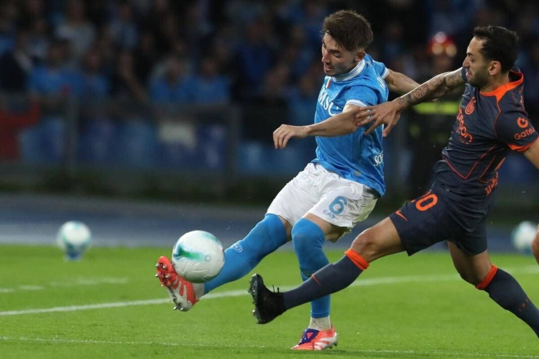 Seconda ammonizione per Gilmour, anzi no: il ‘giallo’ in Napoli-Inter