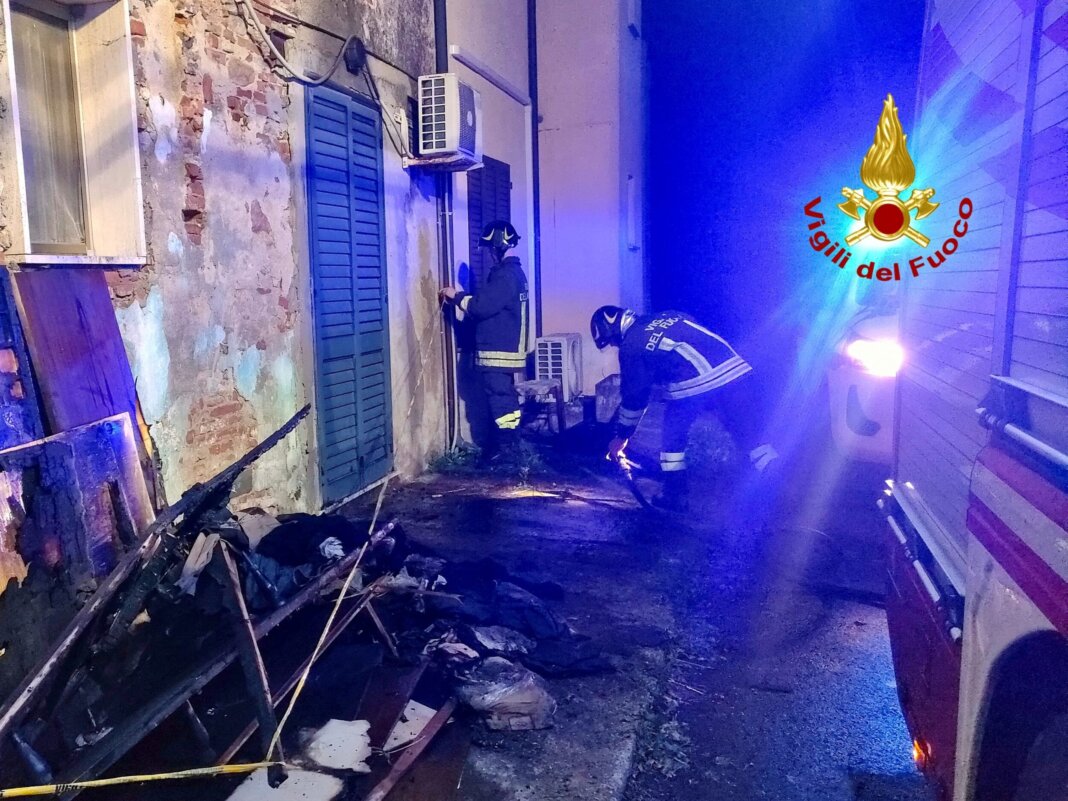 Fiamme in un appartamento di Calcinaia: illesi gli occupanti