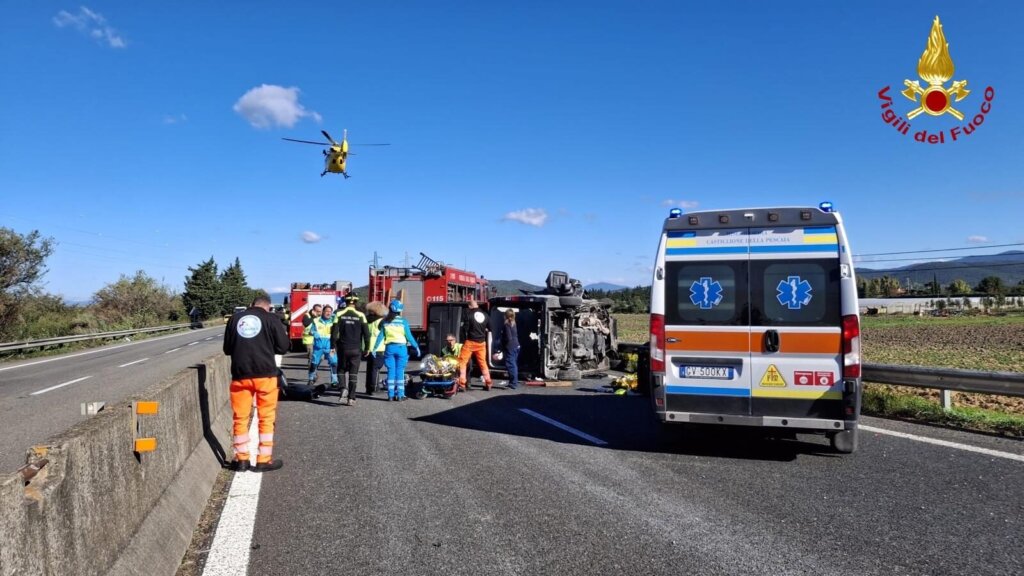 Un'immagine dell'intervento di ambulanze, vigili del fuoco ed elisoccorso