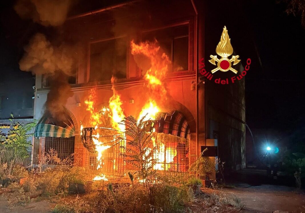 Fiamme di notte in un edificio all'ippodromo delle Mulina