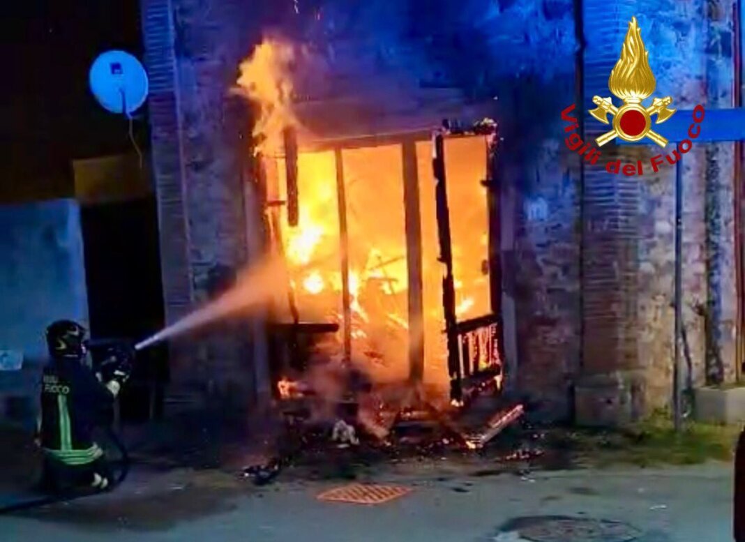 Paura per l'incendio di un magazzino a San Giuliano Terme