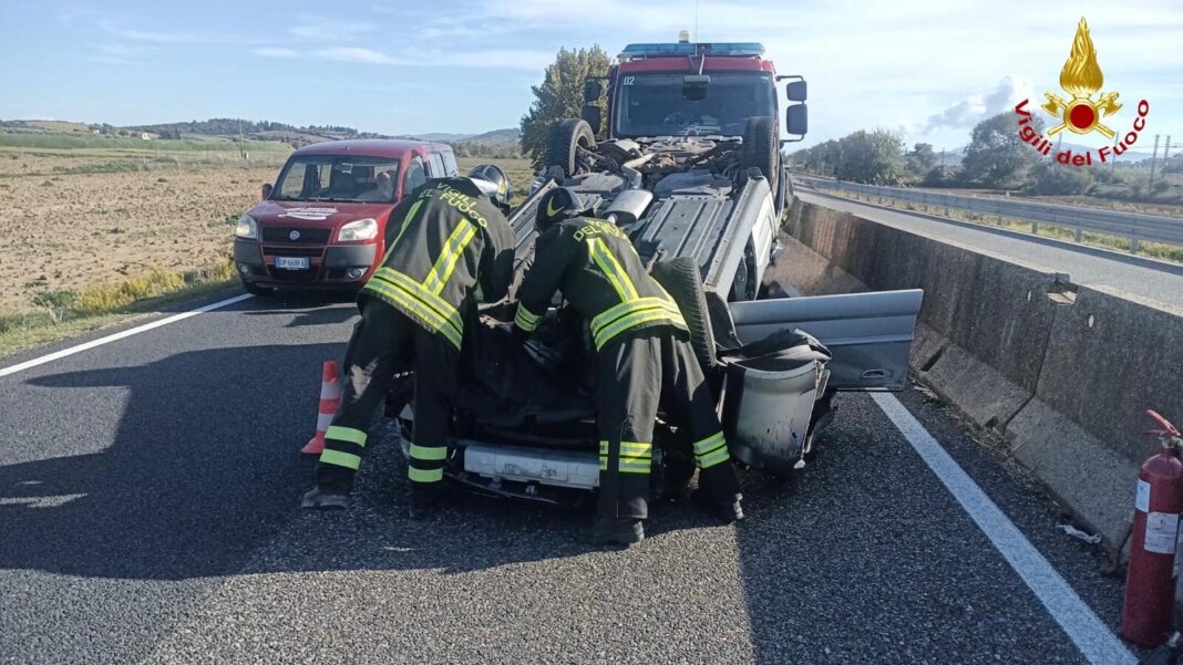 Si ribaltano con l'auto sull'Aurelia: due donne in ospedale
