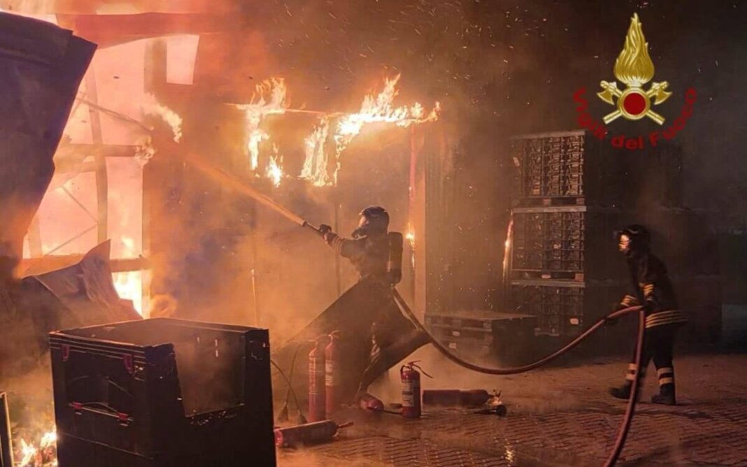 Fiamme in un'azienda di materiale elettronico di Cortona
