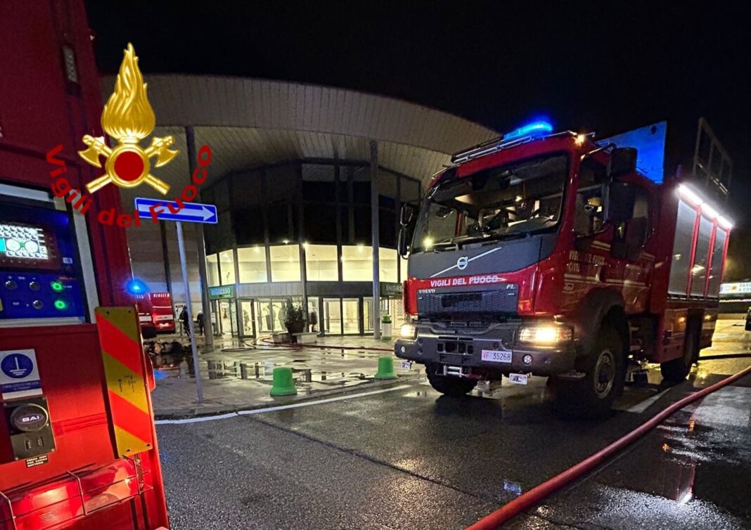 Paura per l'incendio di una lavanderia al centro commerciale Il Parco Paura per l'incendio di una lavanderia al centro commerciale Il Parco