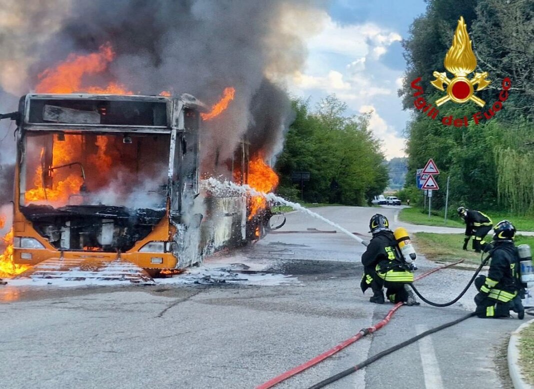 autobus trasporto pubblico fiamme