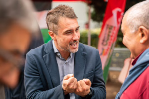 Svastiche su striscione pro Palestina davanti scuola , sindaco Falchi: "Simboli d'odio per intimorire"