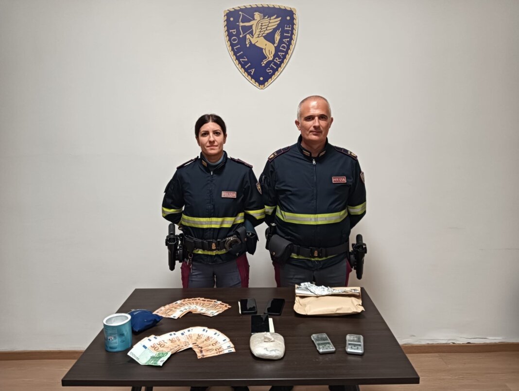 Nell'auto a noleggio con contratto scaduto un panetto di eroina da oltre mezzo chilo Nell'auto a noleggio con contratto scaduto un panetto di eroina da oltre mezzo chilo