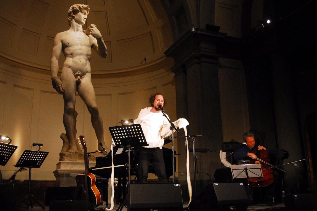 'Fuggite, amanti, amor': torna alla Galleria dell'Accademia il concerto di Capossela e Brunello