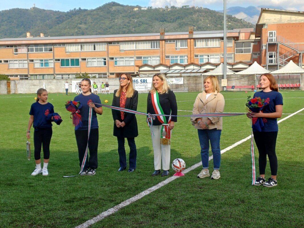 Inaugurato il nuovo manto in sintetiico del campo sportivo di Avenza