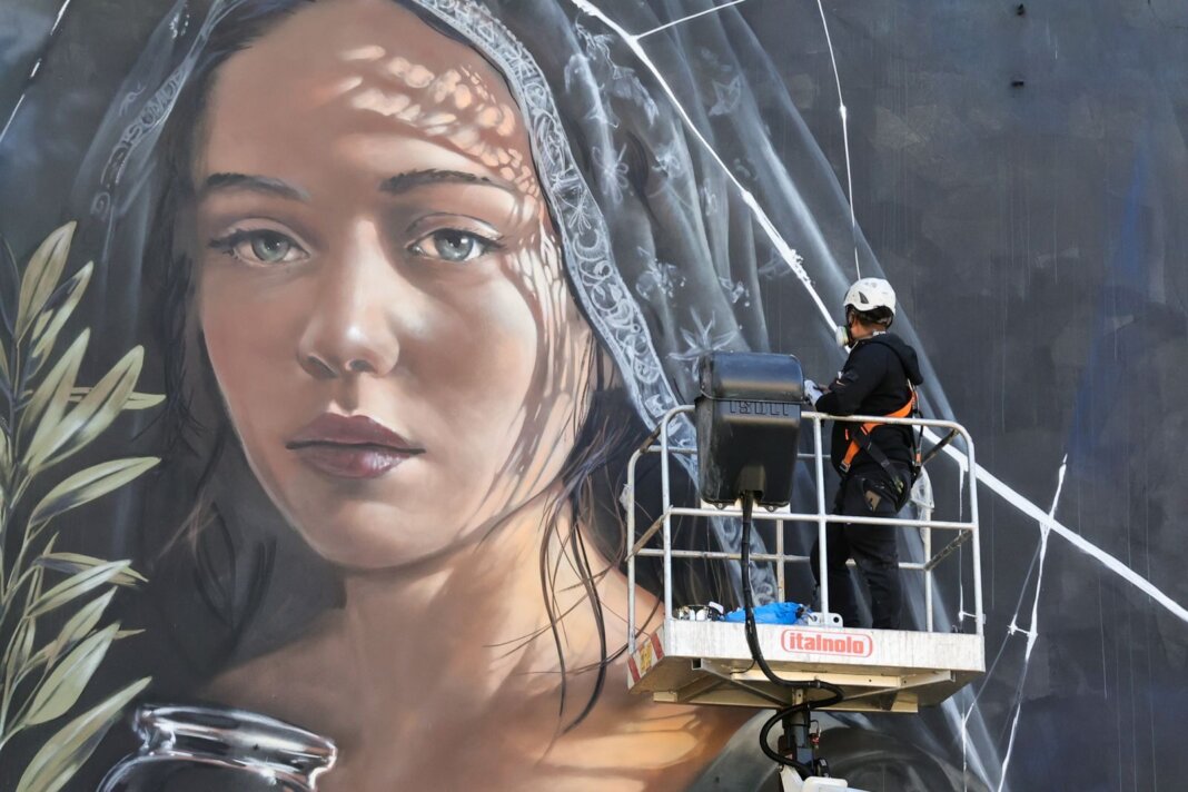 Un murale dediato alla dea della pace Eirene su un liceo di Empoli