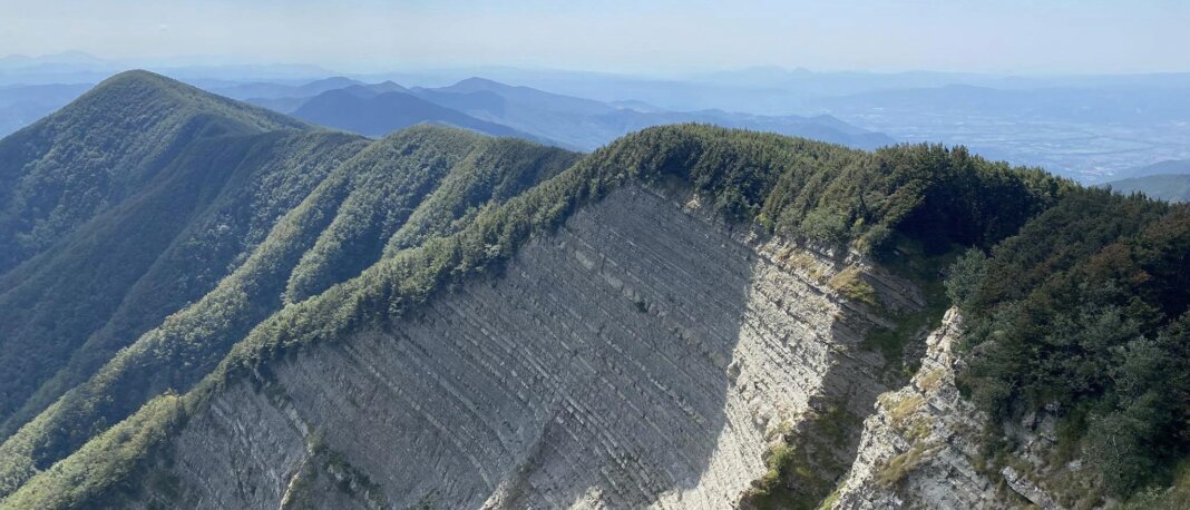 La chiamata dei soccorsi e poi il silenzio: si cerca un elicottero civile al confine fra Toscana e Marche