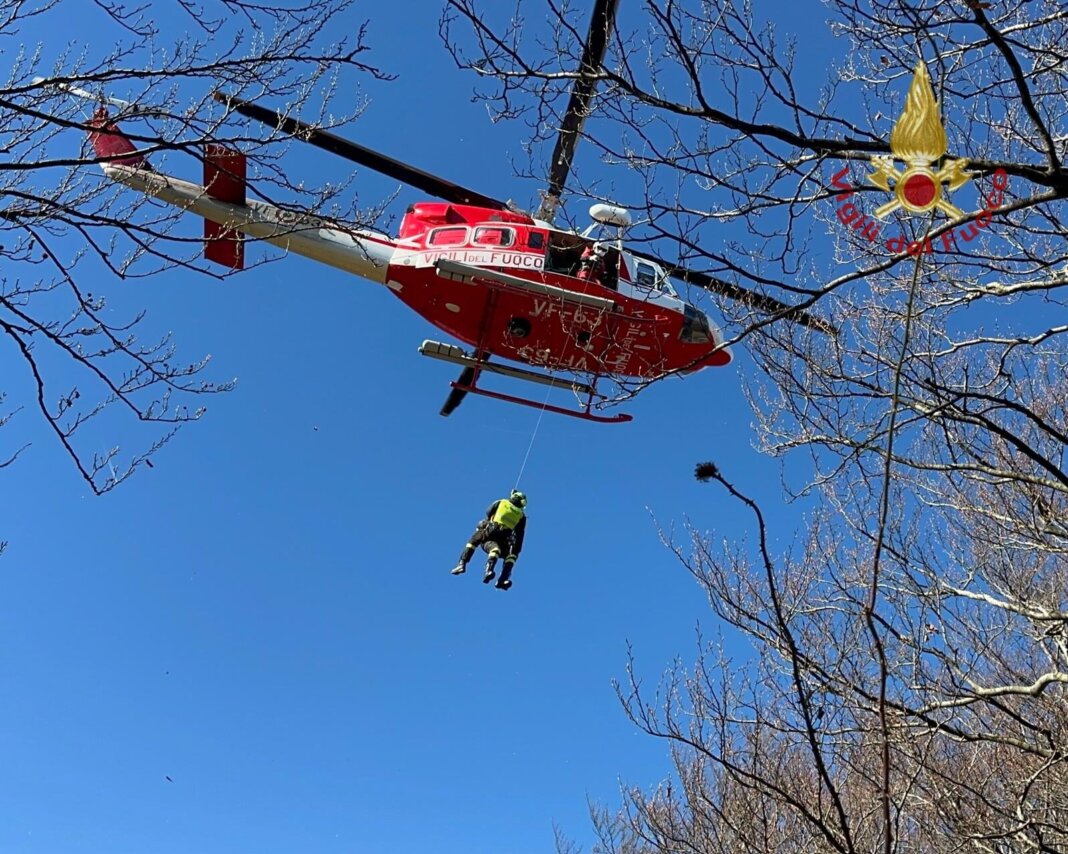 Incidente con l'elicottero sull'Alpe della Luna, recuperati i due corpi