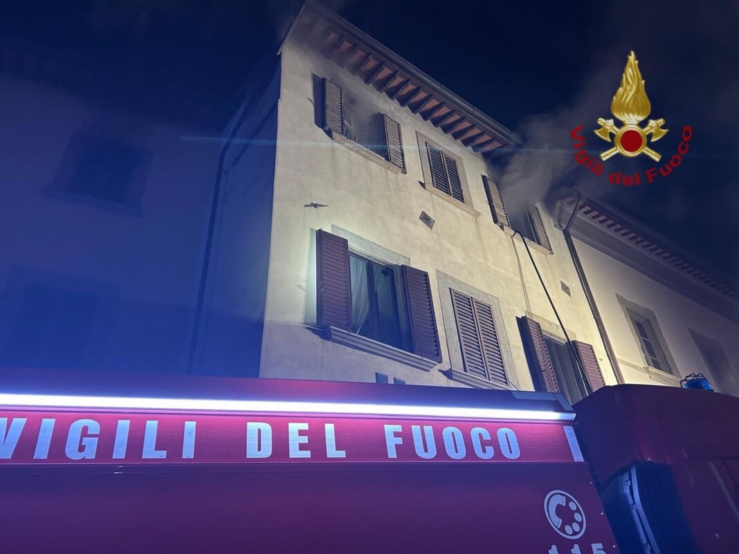 Fiamme in un appartamento ad Arezzo, paura nella notte
