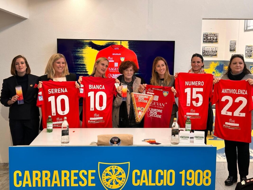 'L'amore non uccide': la Carrarese in campo contro la violenza sulle donne