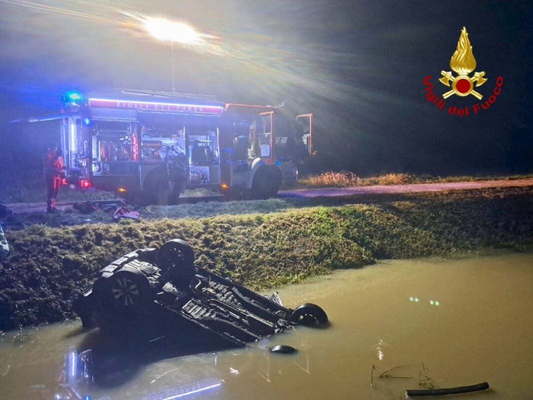 Muore nell'auto finita dentro al fosso: la tragedia a Cascina