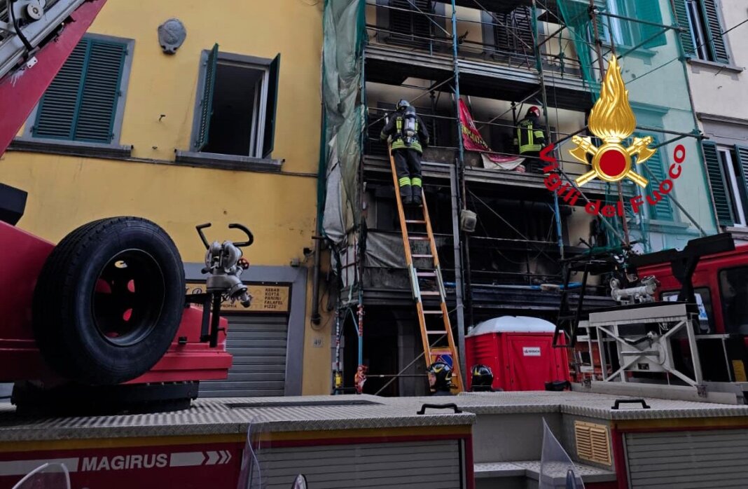 Fiamme in un'attività commerciale a Firenze: evacuata una persona nel palazzo