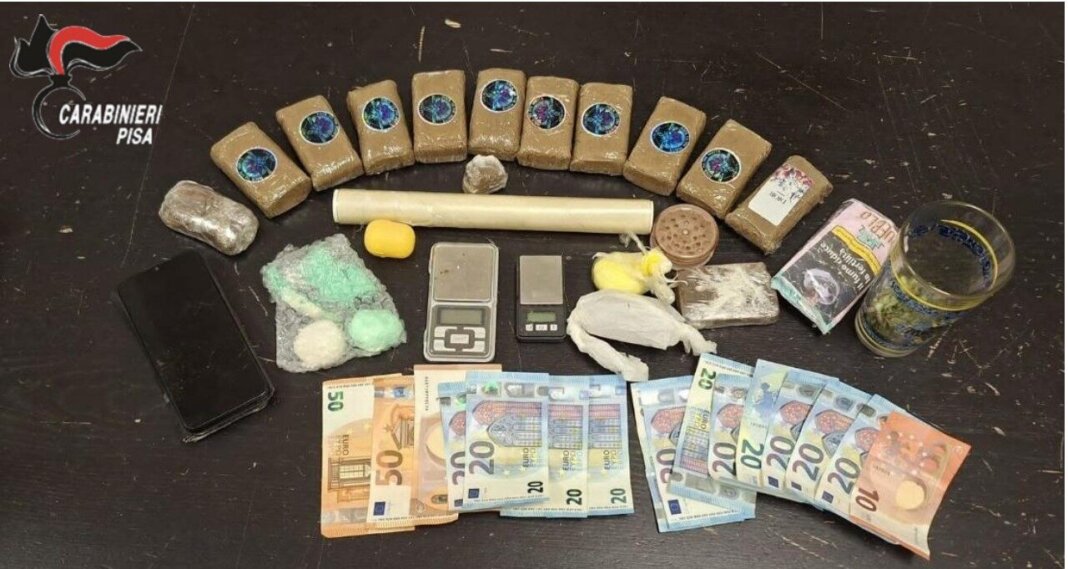 Con la droga già divisa in dosi nell'auto e in casa: in carcere