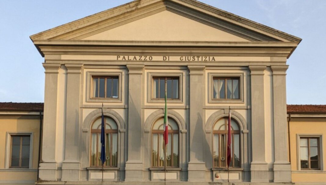 Per la procura la causa potrebbe essere una sostanza antitarlo: indagato il responsabile della dittà intervenuta a casa della coppia colpita