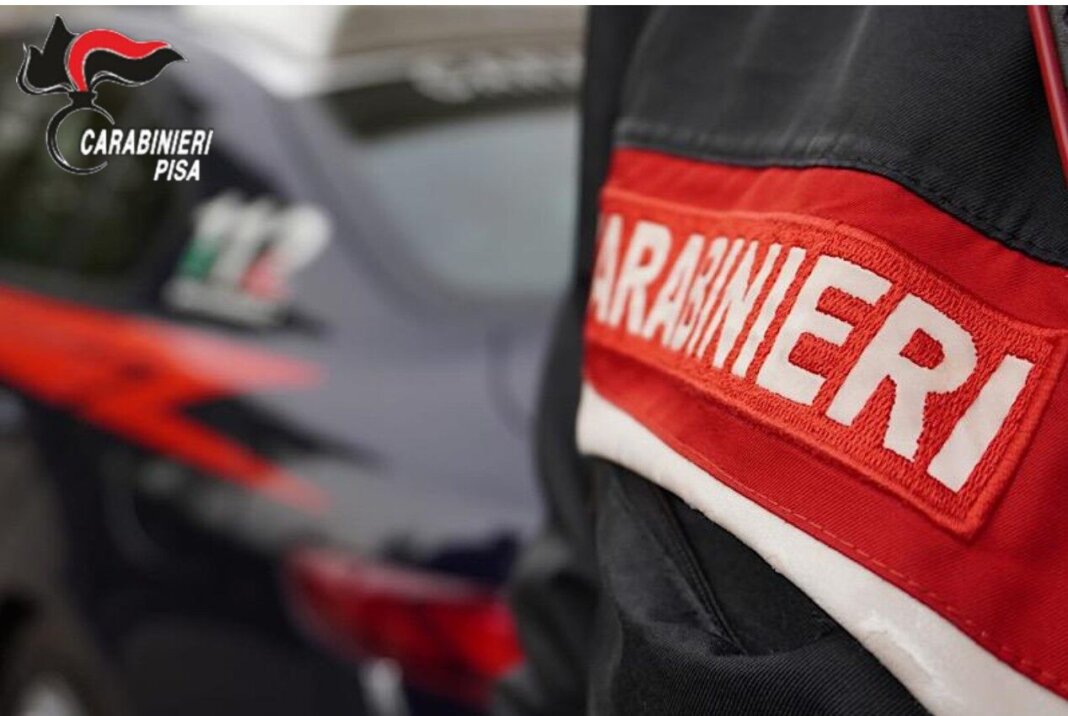 Droga e un coltello vietato in auto: arrestato un 28enne a Pisa