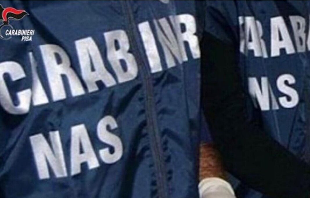 In casa uno studio abusivo di chirurgia estetica: denunciato un medico