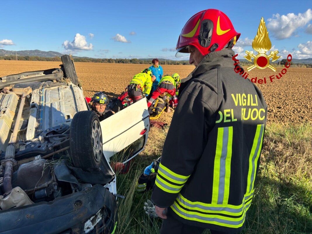 Perde il controllo dell'auto e si ribalta: paura per l'incidente a Roccastrada