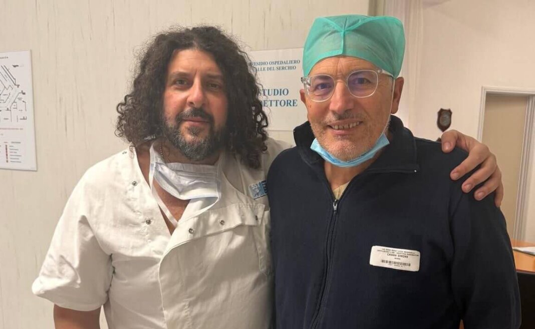 il dottor Antonio Sgambelluri insieme al dottor Simone Cavani, responsabile della struttura di Anestesia e rianimazione