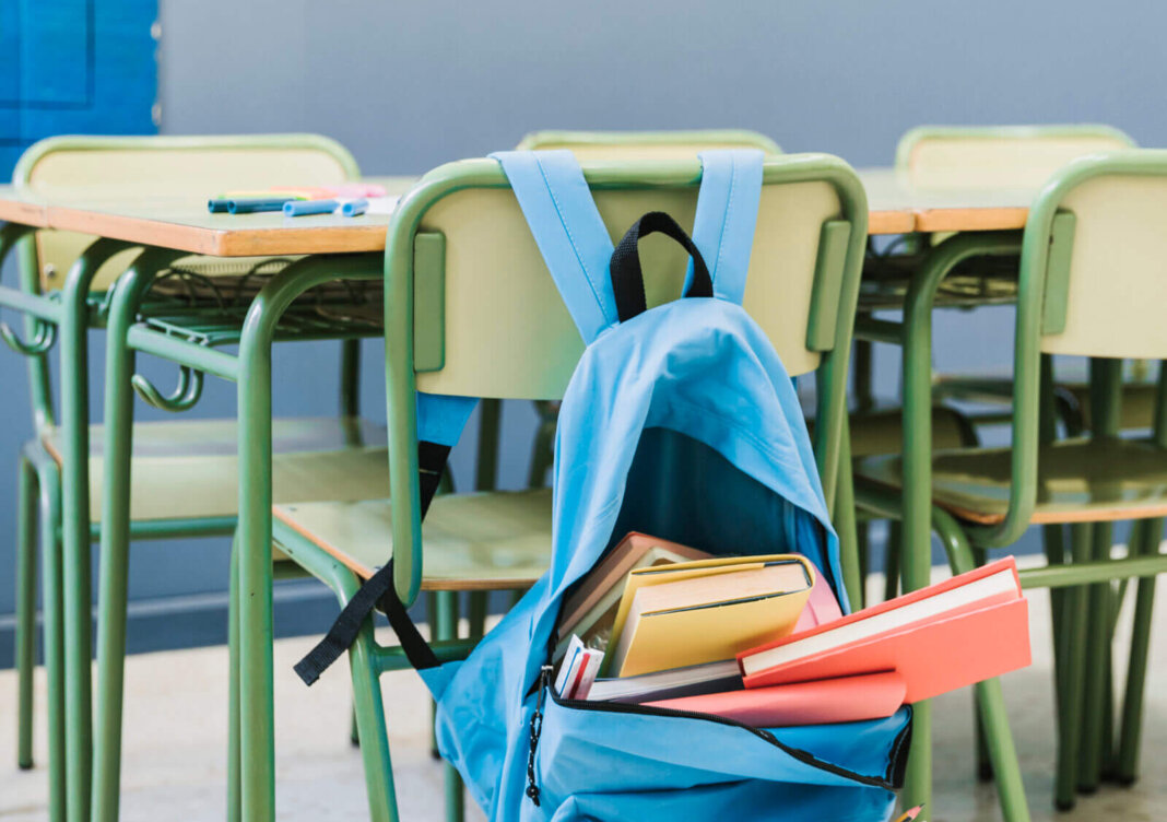 Evacuazione della scuola media Salvemini-La Pira in seguito all'uso dello spray urticante