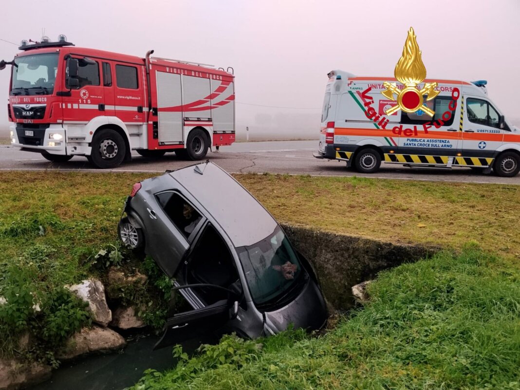 Finisce con l'auto in un canale di raccolta delle acque dopo il tamponamento con un furgone