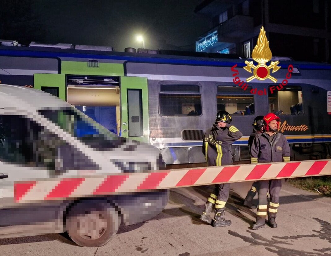 Furgone rimane incastrato fra i passaggi a livello chiusi: paura a Rufina