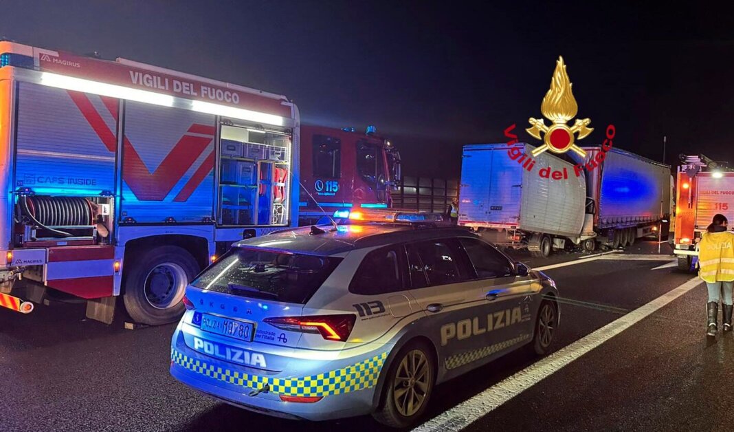 Tir tampona un furgone: un morto nell'incidente stradale sulla A1