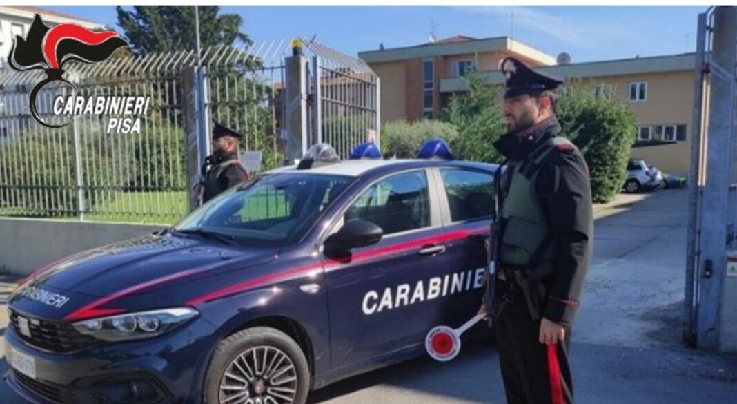 Alla guida senza patente di un'auto rubata: denunciato con il complice