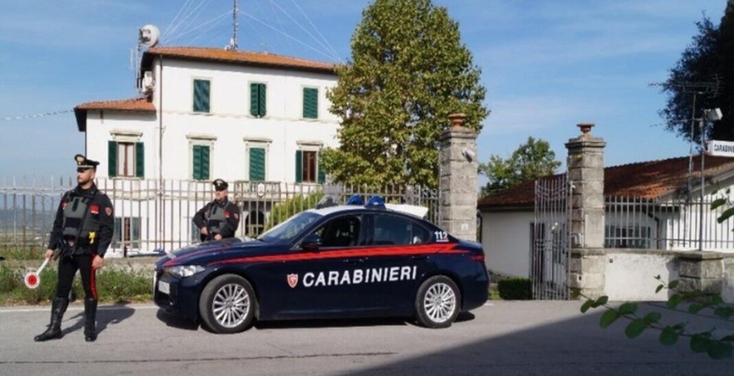 Si fingono tecnici di una società idrica e derubano un'anziana