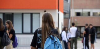 Scuola, arrivano i nuovi programmi per i licei: via la Geostoria, entra l’IA