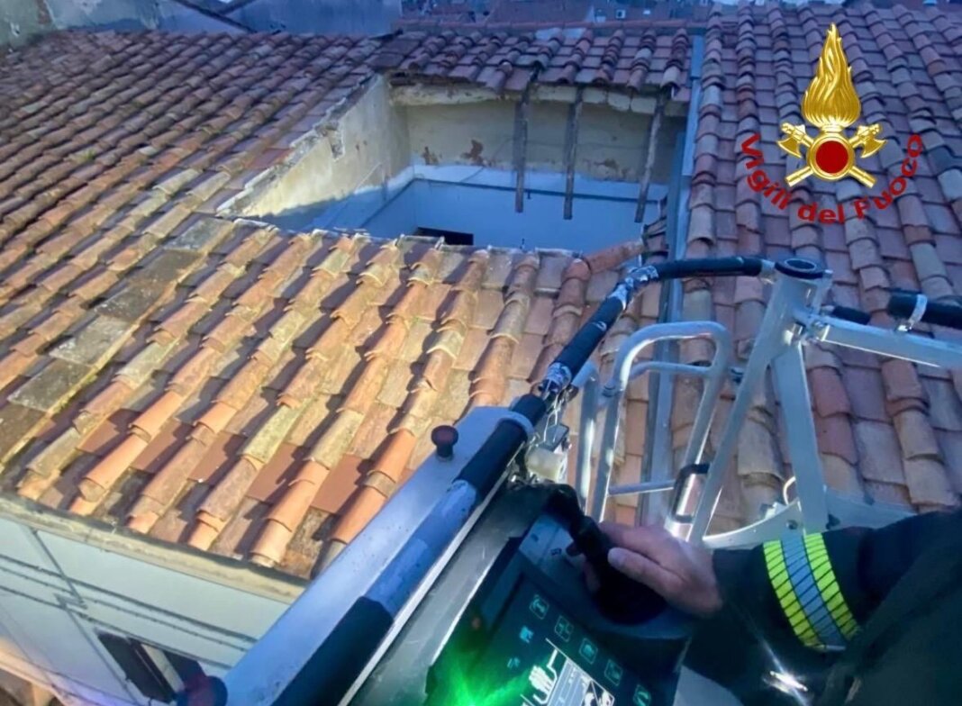 Paura per il crollo di un tetto in un edificio di Cascina