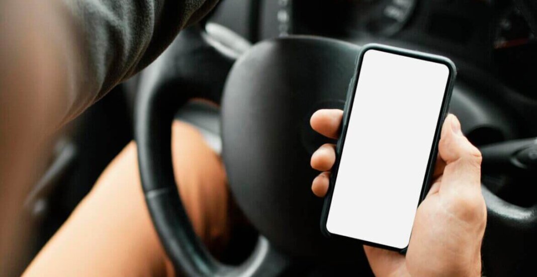 autista alla guida con cellulare