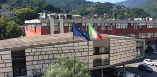 Operaio morto sul lavoro in un’azienda di Avenza, lutto cittadino a Carrara per i funerali