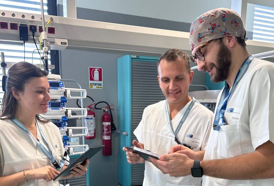 foto personale infermieristico con tablet