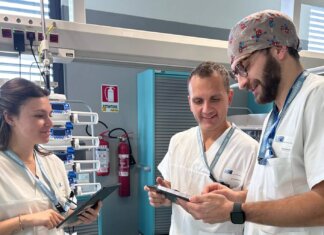 Errori in corsia e depressione: il prezzo altissimo del ‘distress morale’ per gli infermieri dell’emergenza foto personale infermieristico con tablet