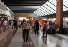 Paura per il cedimento di intonaco da una pensilina della stazione di Santa Maria Novella