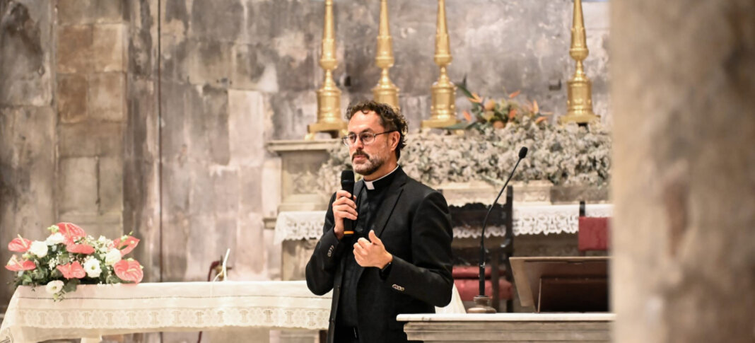 Il parroco chiude il Duomo di Carrara: 