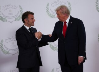 Macron a Trump: “Basta dire tutto e il contrario di tutto”. Il tycoon: “Si sta ancora riprendendo dal pugno di Brigitte”